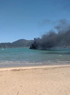 VÍDEO: Lancha pega fogo e mobiliza bombeiros em praia de Ubatuba