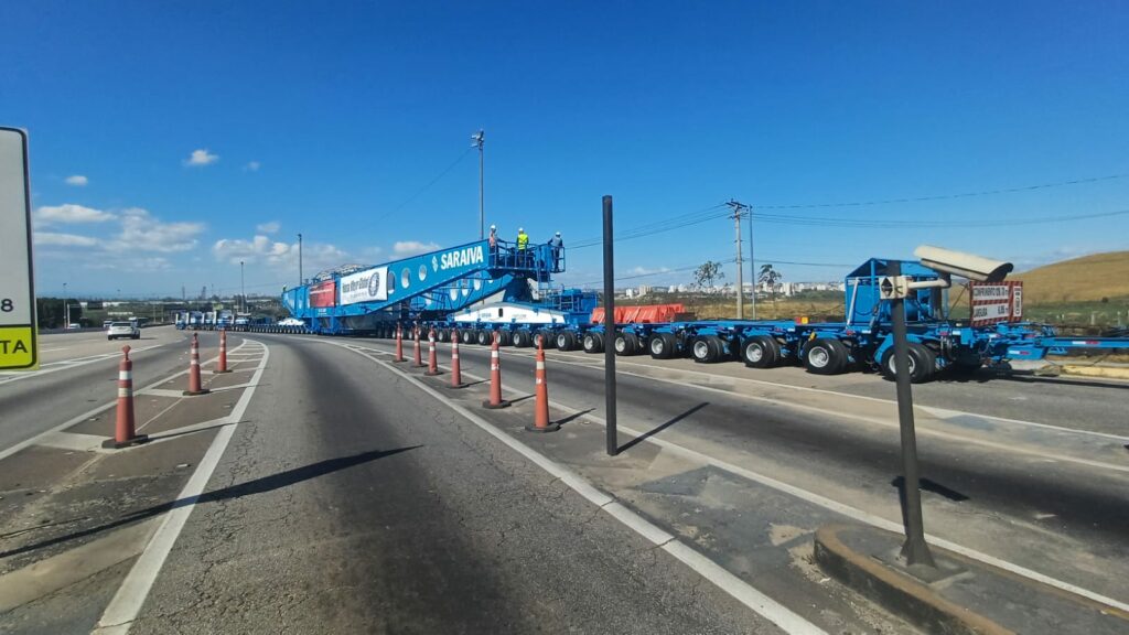 Transporte de carga gigante volta a circular na Dutra nesta sexta (19)