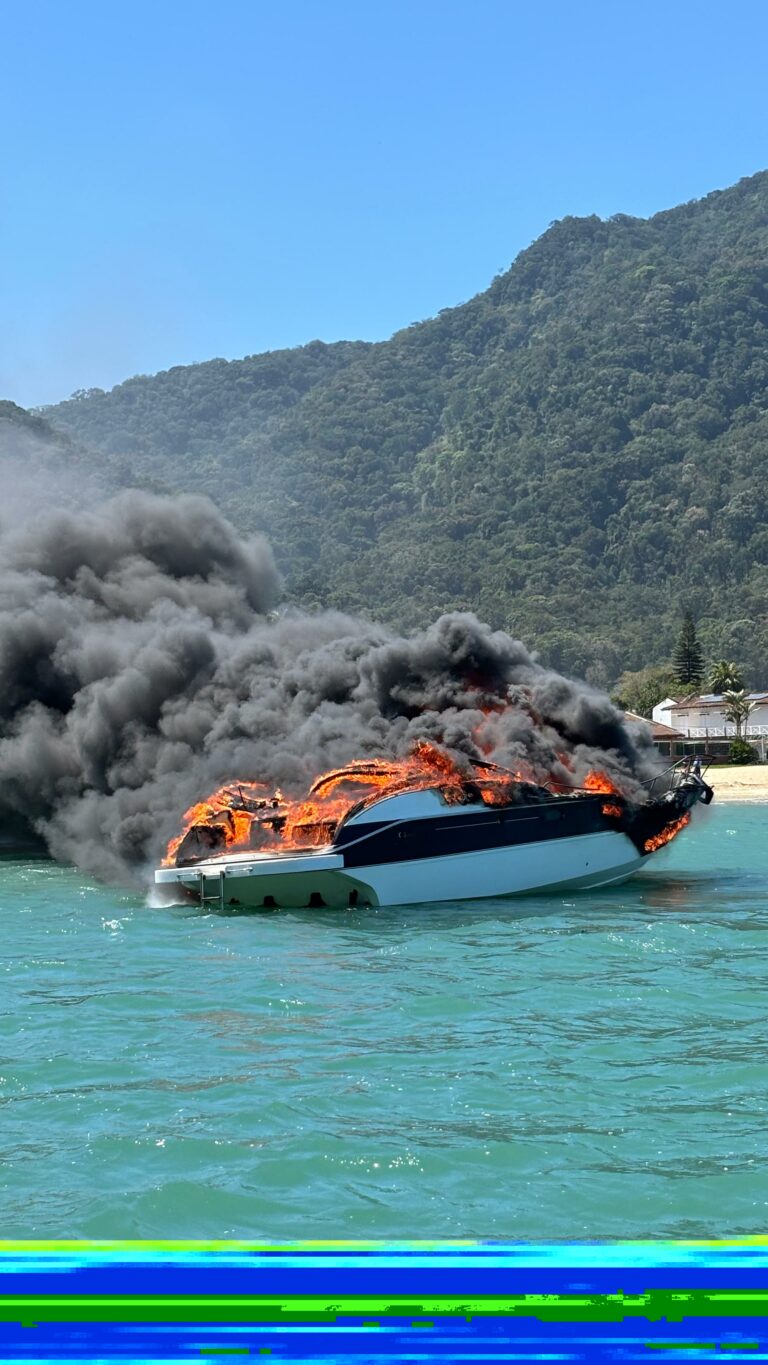 Lancha pega fogo na Praia do Perequê-Mirim em Ubatuba; VÍDEO