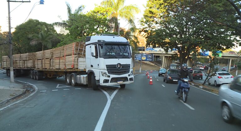 Caminhão com 54 toneladas trava trânsito na alça da Prestes Maia para Aquidabã