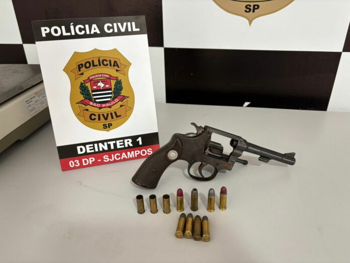 Polícia prende homem por tráfico de drogas e mulher por posse ilegal de arma de fogo em São José