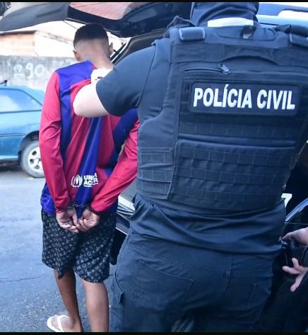 Polícia prende suspeito por associação ao tráfico depois dele tirar 'selfie' em biqueira de São José