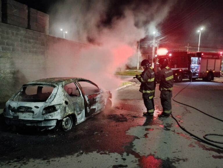 Carro pega fogo e mobiliza bombeiros em Caraguatatuba