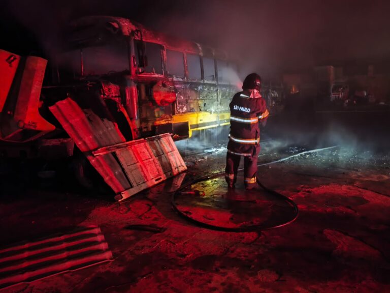 Ônibus abandonado pega fogo em Ubatuba