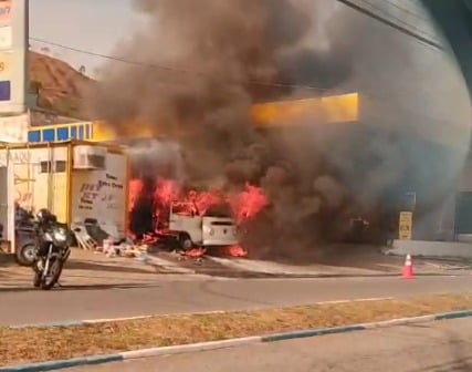 VÍDEO: Van pega fogo em posto de gasolina em Aparecida e mobiliza bombeiros