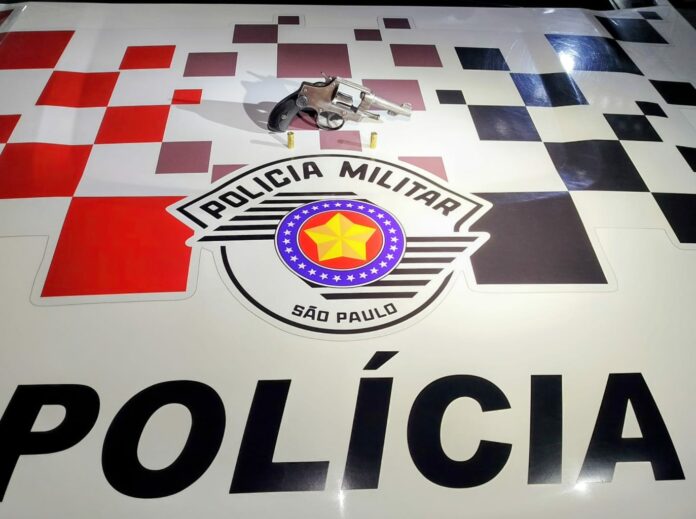 Homem é preso após atirar para o alto em frente a adega em São José