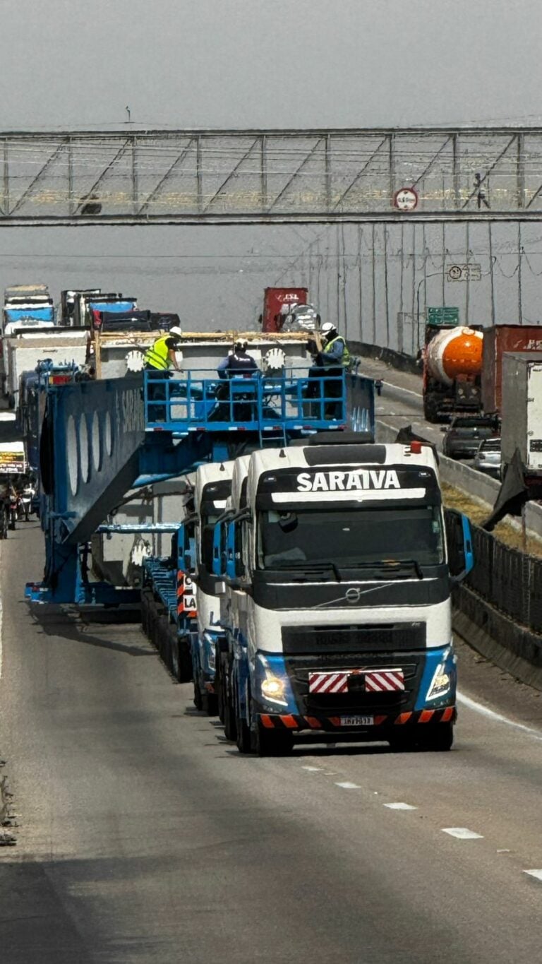 Transporte de carga gigante volta a circular na Dutra nesta sexta (19)