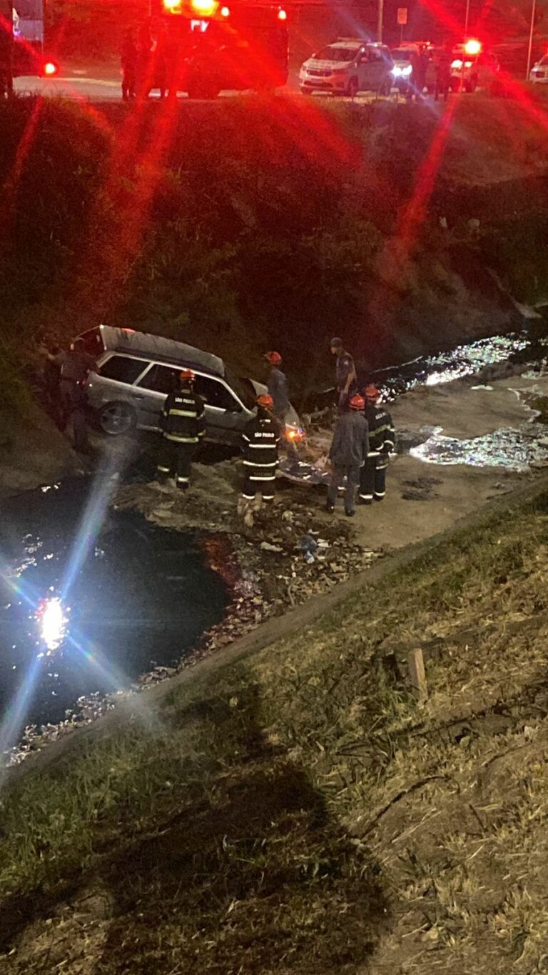 Carro cai em córrego e motorista morre em Campinas