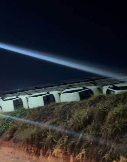 Caminhão-cegonha tomba com 11 carros elétricos na Dutra em Guaratinguetá