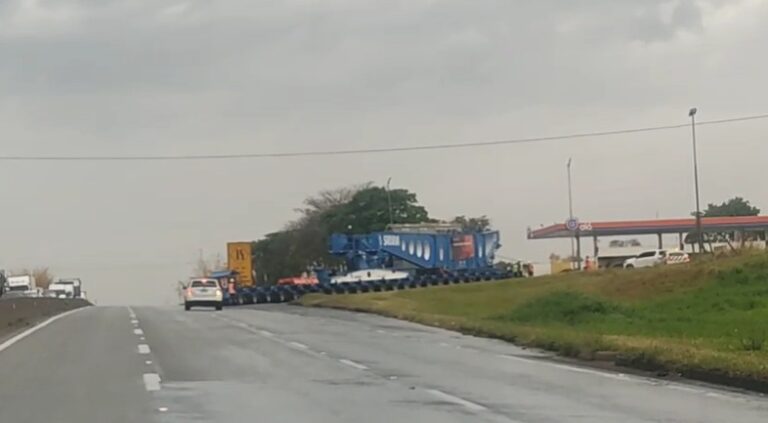 Carreta com carga gigante estaciona na Via Dutra em Taubaté