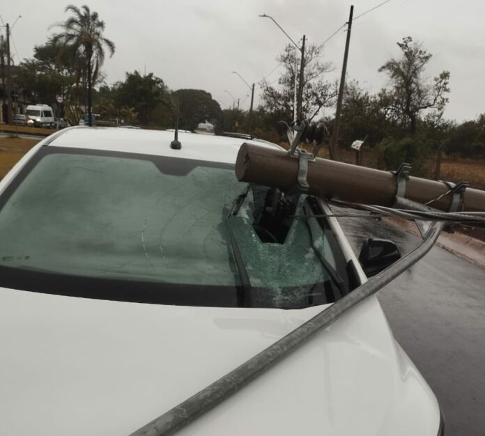 Poste cai sobre carro em temporal e família escapa da morte em Campinas