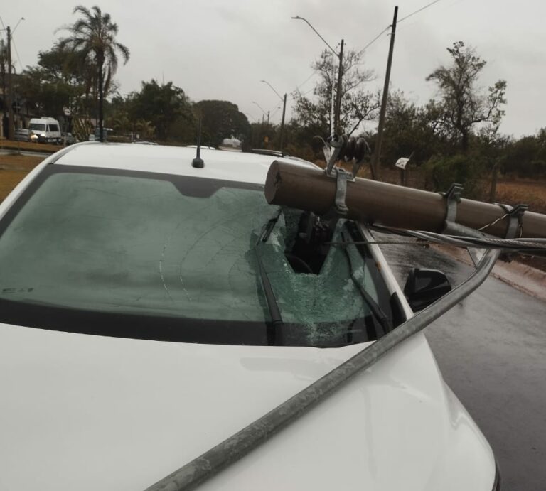 Poste cai sobre carro em temporal e família escapa da morte em Campinas