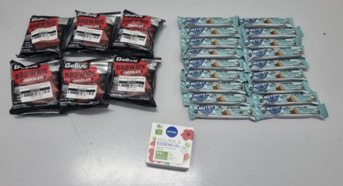 Mulher é presa após furtar barras de cereal, brownies e sabonete de loja no centro de São José Mulher é presa após furtar barras de cereal, brownies e sabonete de loja no centro de São José