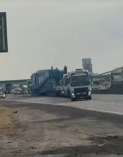 Carreta gigante retoma deslocamento nesta terça (23) e segue rumo a Roseira pela Dutra