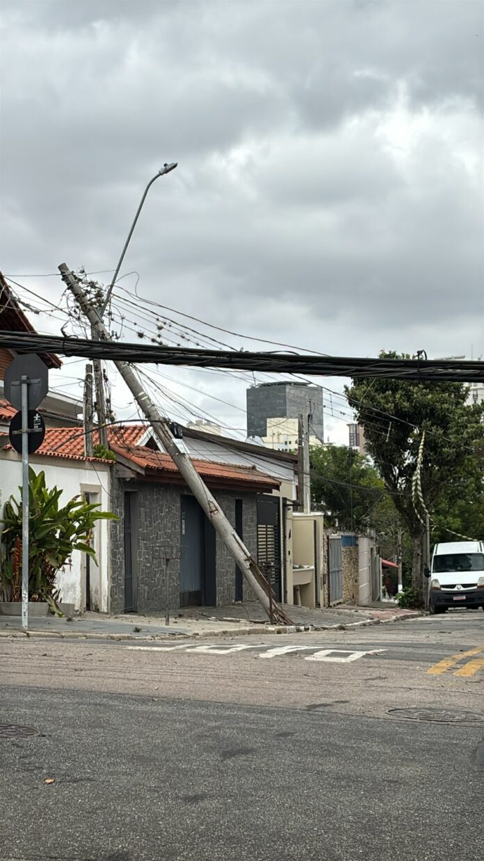 Caminhão derruba poste e deixa moradores sem energia em São José