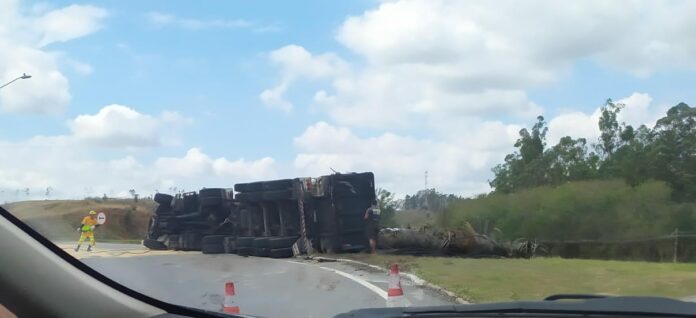 Caminhão tomba e motorista fica ferido na Dutra, em Aparecida