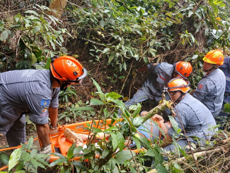 Norte-americana é resgatada em trilha de cachoeira em Ilhabela após acidente