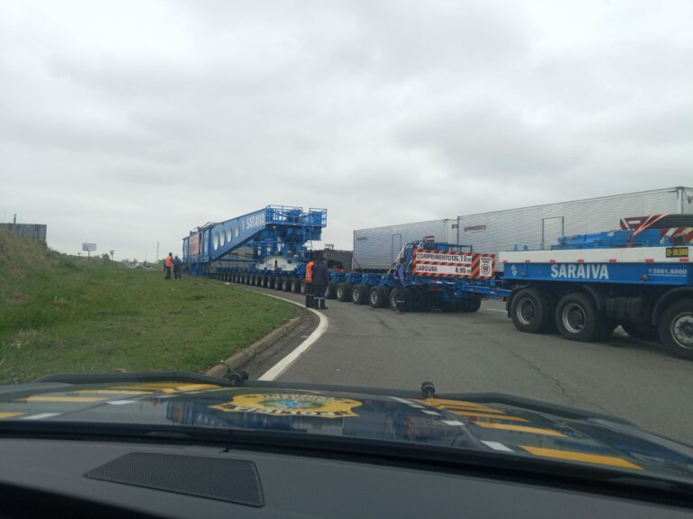 Carreta gigante retoma deslocamento nesta quarta (24) na Dutra após parada em Canas