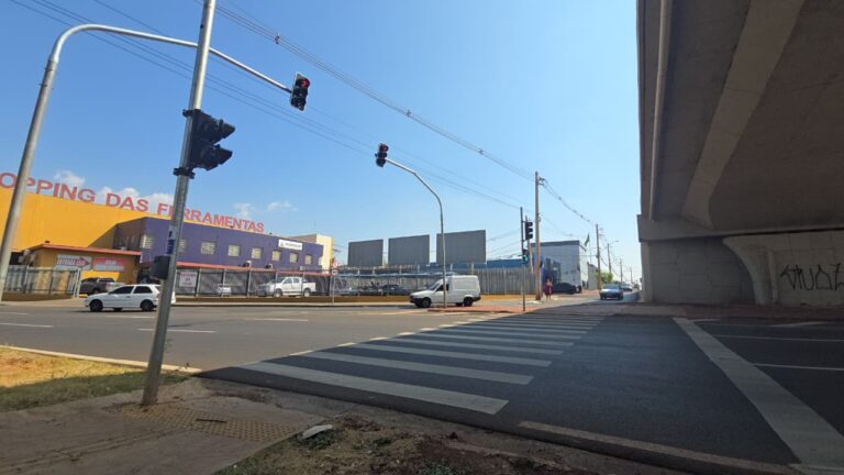 Novo conjunto semafórico começa a funcionar em rotatória da zona Norte