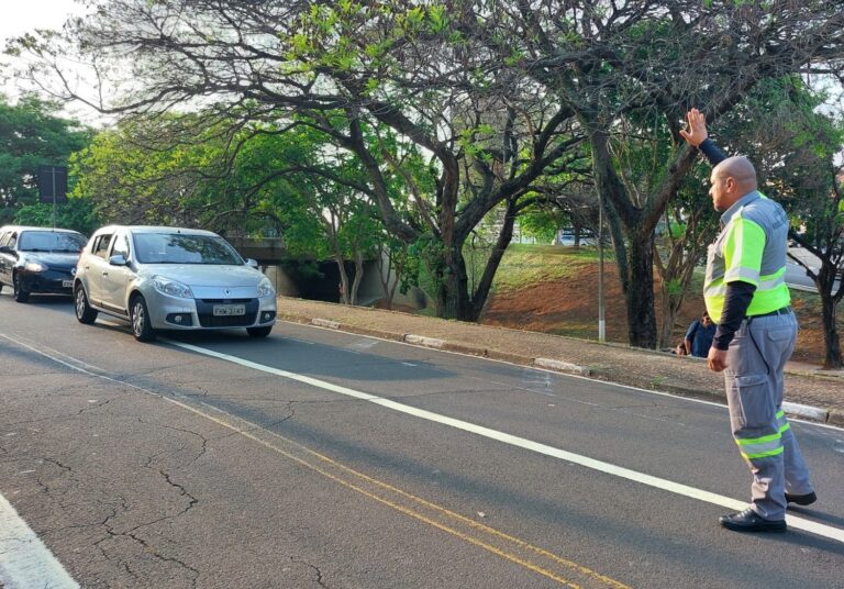 Via próxima ao Parque Dom Pedro terá bloqueio para içamento de peças nesta sexta-feira