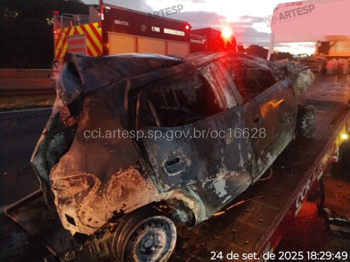 Carro pega fogo após bater em caminhão na Bandeirantes, em Campinas
