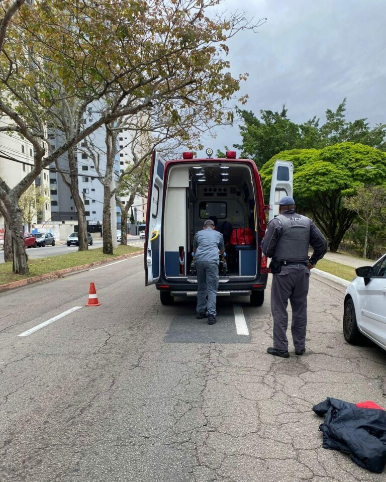 Motociclista fica ferida após colisão com carro em São José