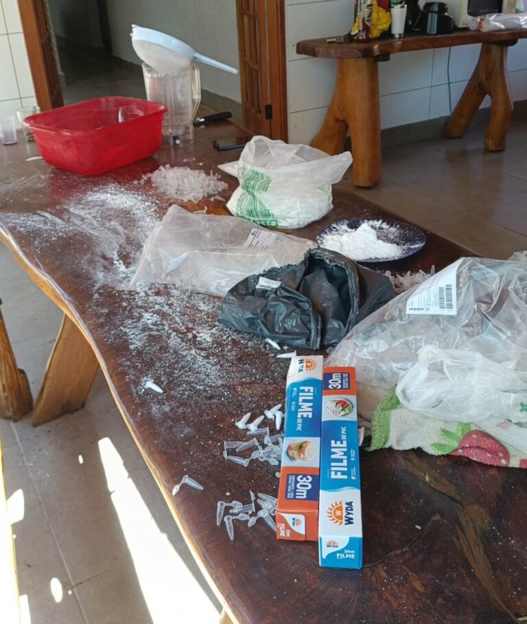 Polícia descobre refinaria de cocaína durante busca por suspeitos de roubo