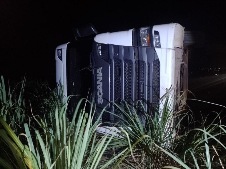 Motorista de carreta é feito de refém durante assalto