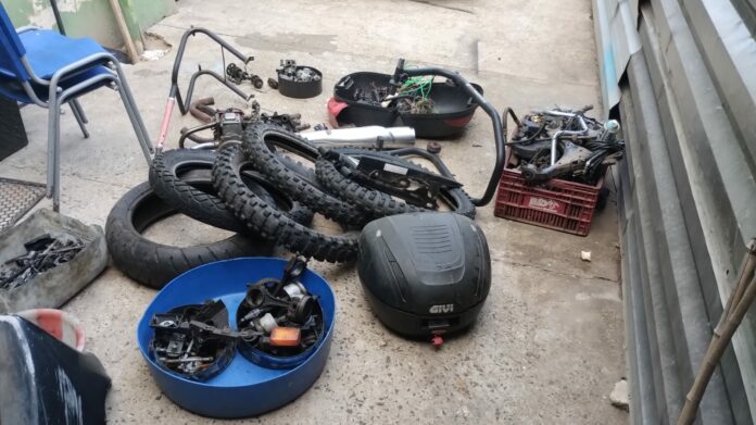 Denúncia de esfaqueamento leva polícia a moto roubada sendo desmontada em Campinas