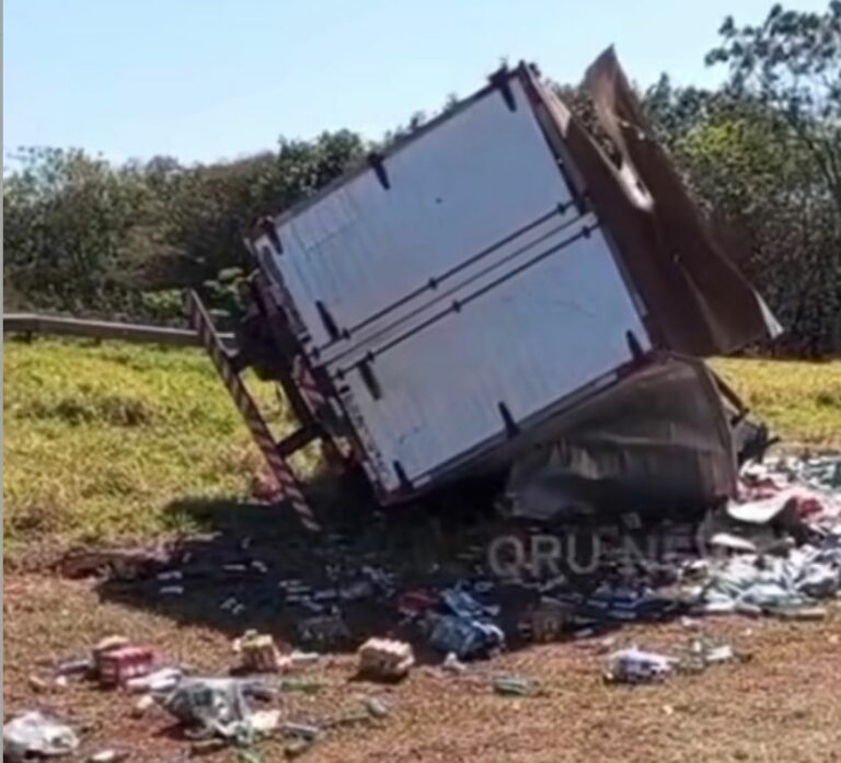 Caminhão carregado com cerveja tomba na rodovia Atílio Balbo