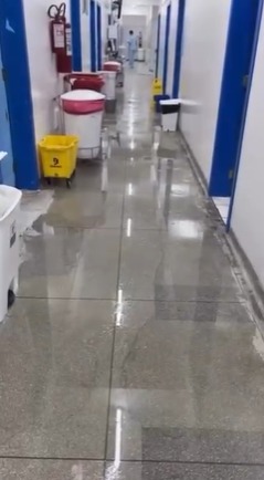 Corredores da Santa Casa de Ubatuba ficam alagados após fortes chuvas nesta quinta (25)