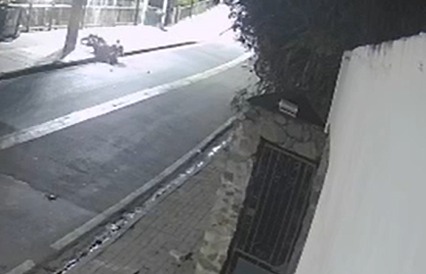 VÍDEO: Jovem de 23 anos morre após bater moto em poste, em Ilhabela