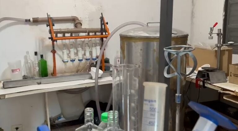 Polícia encontra mais de 17 mil produtos falsificados em fábrica de bebidas