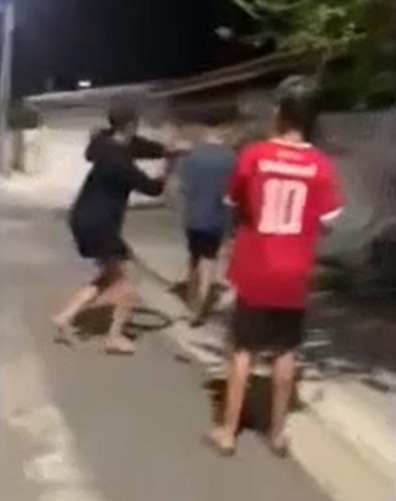 VÍDEO: Adolescente de 14 anos é agredido com paulada no rosto após jogo de futebol em Jacareí VÍDEO: Adolescente de 14 anos é agredido com paulada no rosto após jogo de futebol em Jacareí