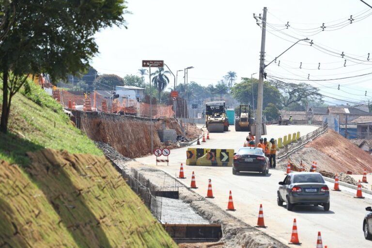 Obra altera trânsito na avenida João Marson, em São José dos Campos