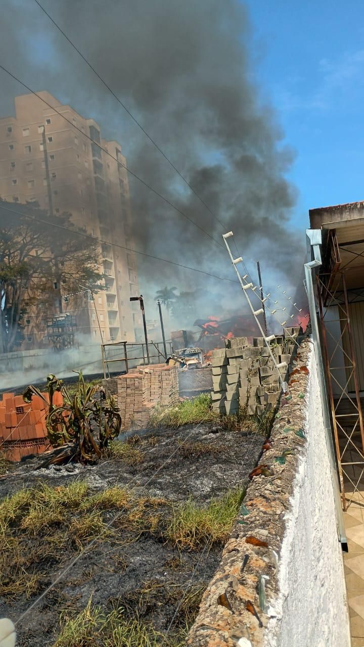 Incêndio atinge imóveis abandonados e área de mata em Jacareí