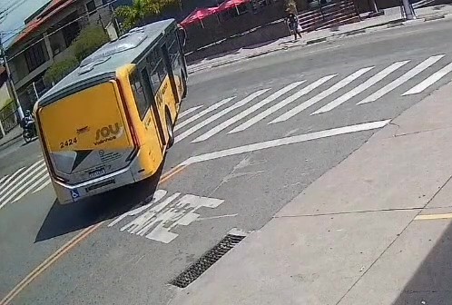 Ônibus colide com motoboy; confira o momento do acidente
