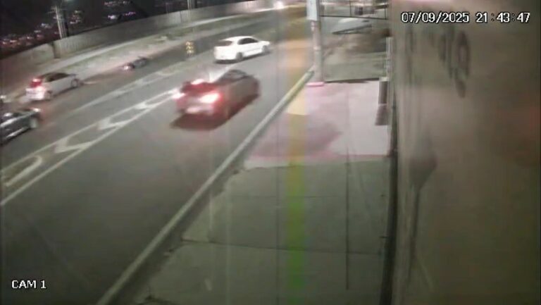 Motorista invade faixa, atropela motoboy e foge; confira momento do acidente