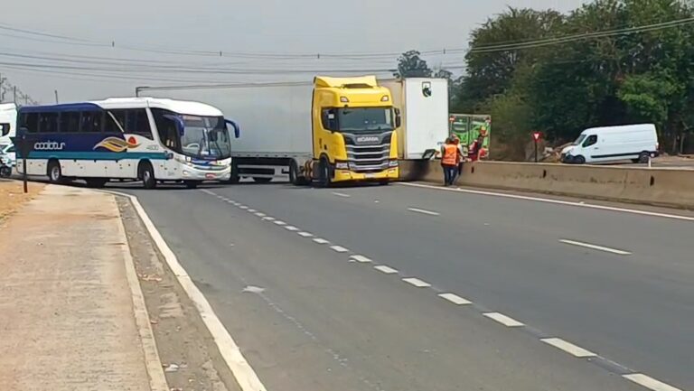 Carreta trava na Rodovia Anhanguera e causa paralização no trânsito