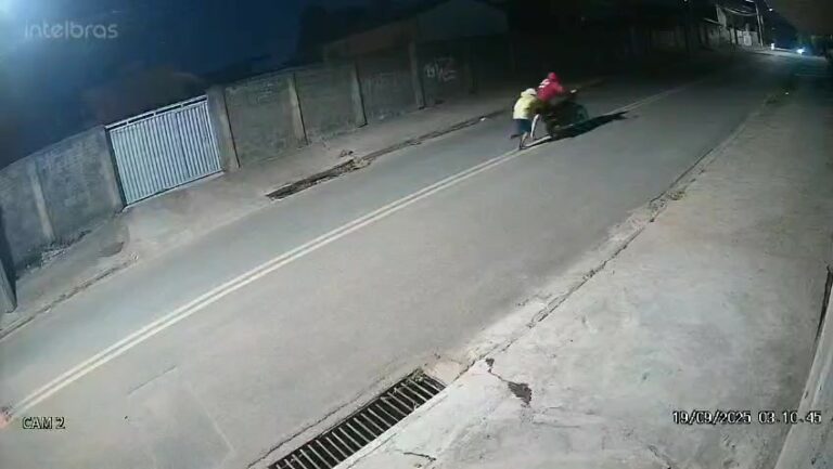 VÍDEO: criminosos roubam moto de madrugada, em Campinas