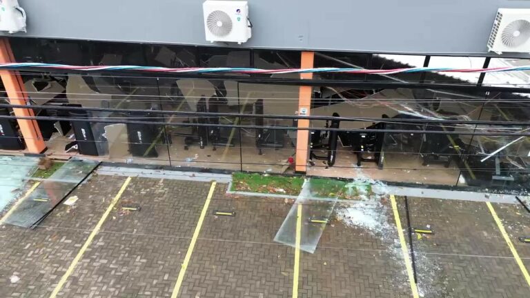 Academia fica destruída devido à chuva forte