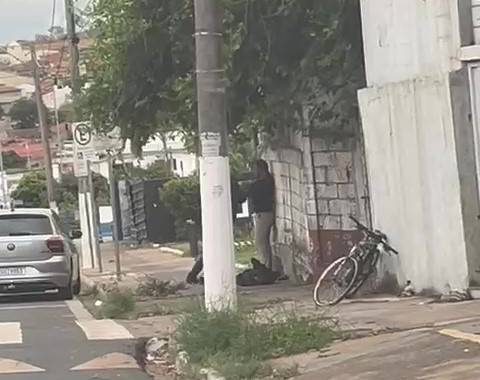 VÍDEO: Homens trocam socos em frente a Delegacia em Hortolândia