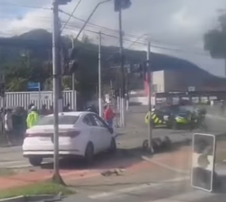 Carro perde o controle e bate em semáforo em avenida de Santos
