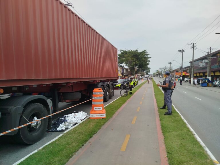 Homem morre atropelado por caminhão em avenida do litoral; VÍDEO