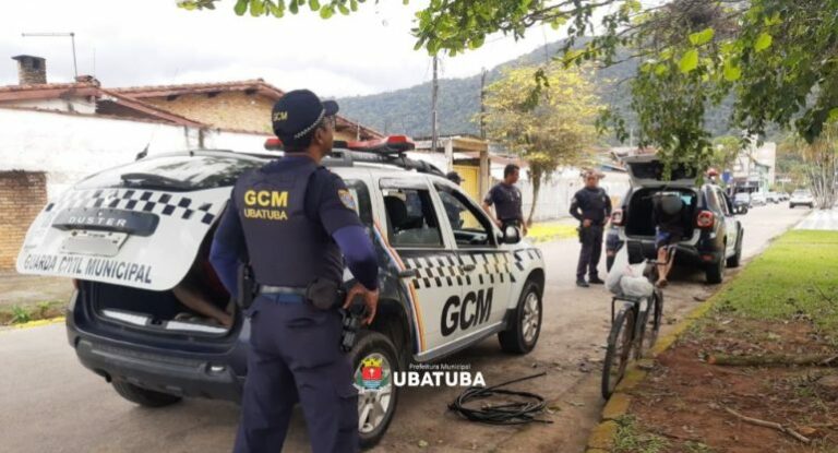 GCM de Ubatuba prende dupla dois homens por furto de cabos de energia