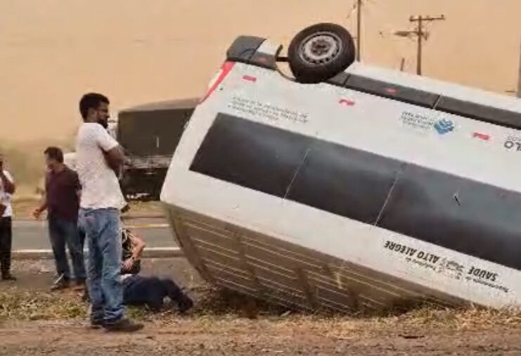 Ambulância tomba na Elyezer, em Araçatuba, durante ventania