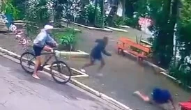 Idoso cai no chão e sofre agressão durante assalto no Guarujá; VÍDEO