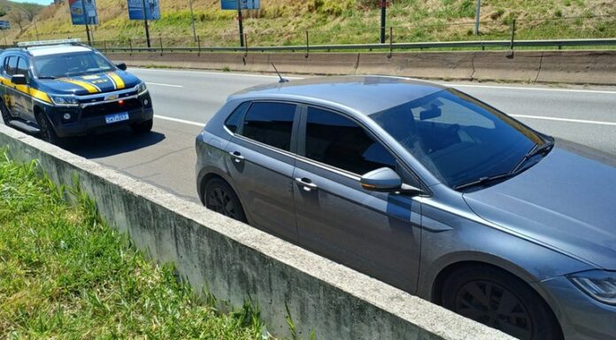 PRF recupera carro furtado na Dutra durante fiscalização em Guaratinguetá