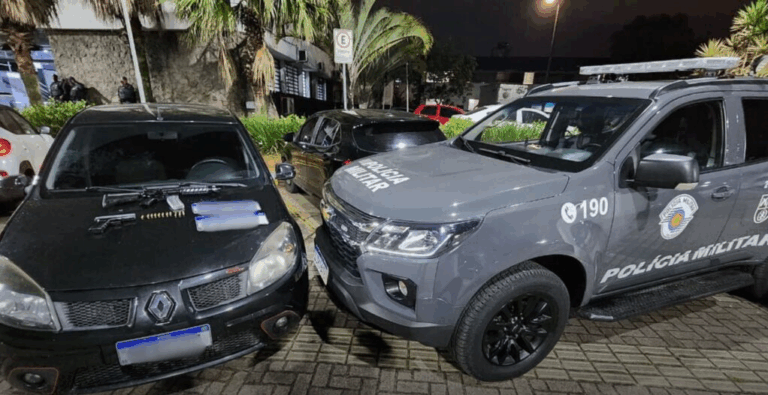 Homem é preso com carro furtado, munições e réplicas de armas de fogo na Praia Grande