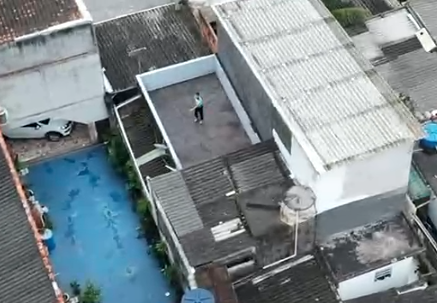 Condenado a 14 anos de prisão é capturado pela polícia; drone filma criminoso jogando celular fora